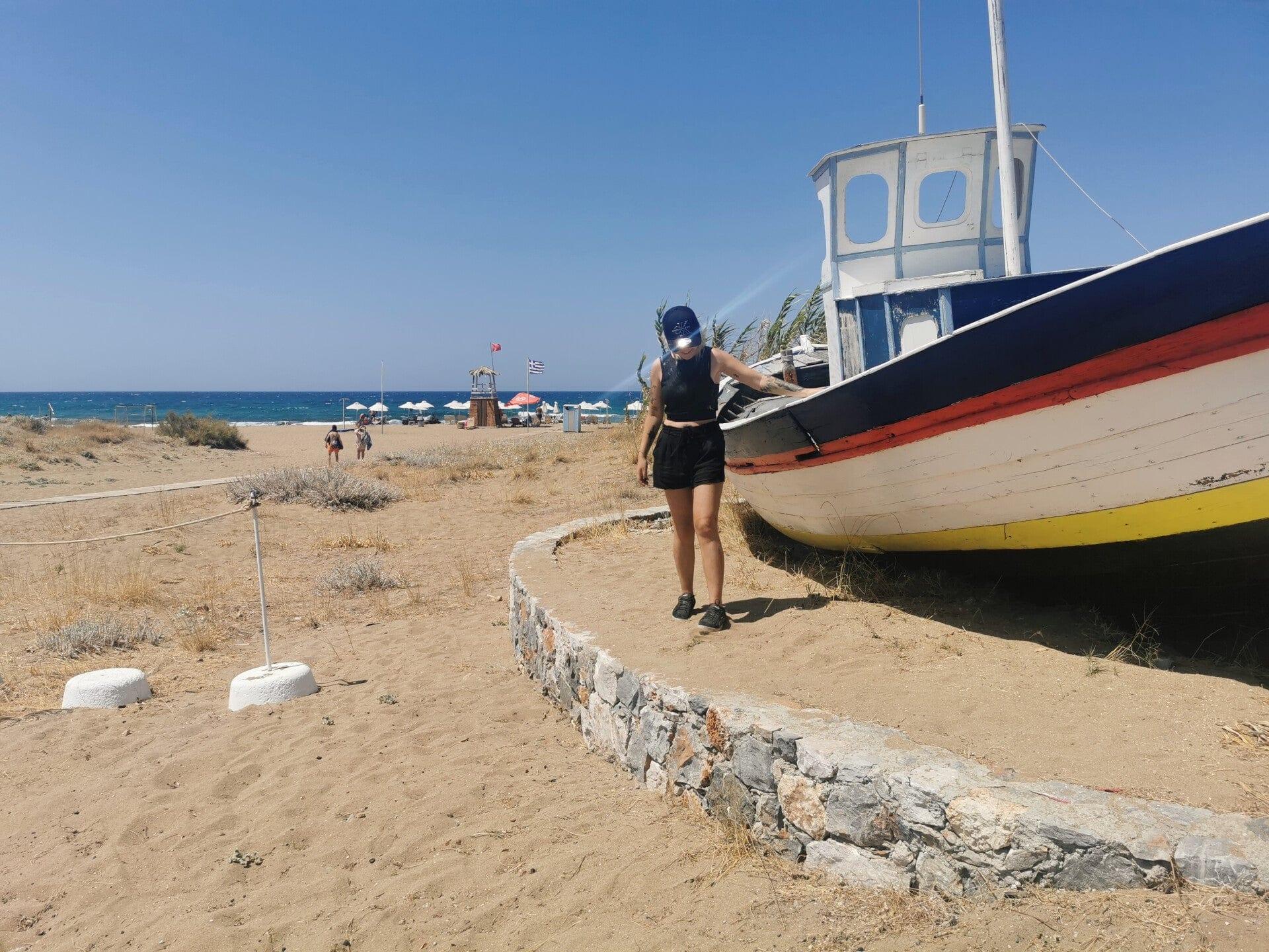 Valli am Strand neben einem alten Fischerboot
