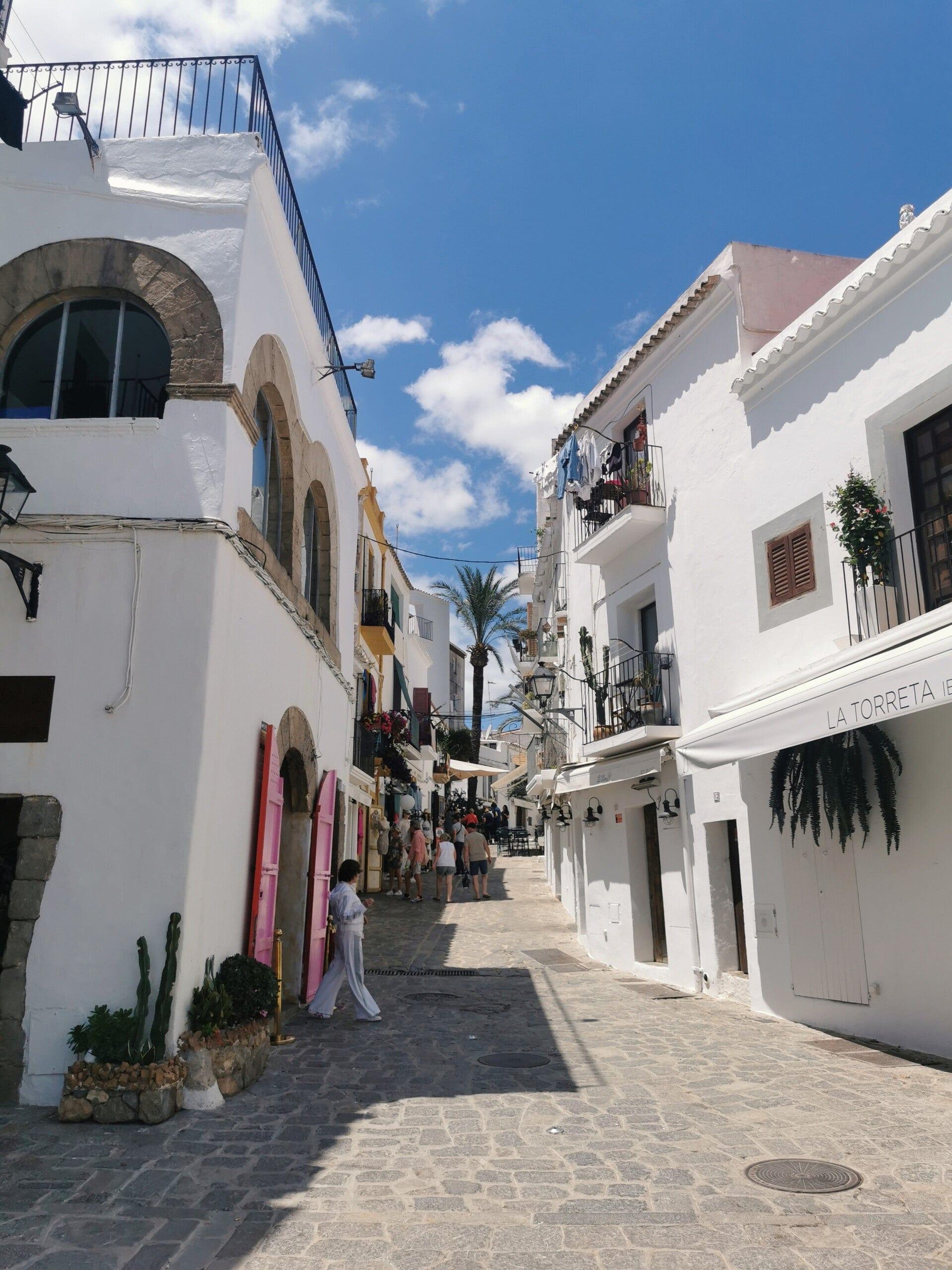 Gassen mit weißen Häusern in Dalt Vila